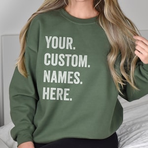 Puede incluir: Una sudadera verde con el texto "YOUR. CUSTOM. NAMES. HERE." impreso en blanco.