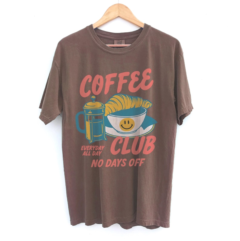 Coffee Club T-Shirt – Retro Coffee Lover Graphic Tee with Croissant And French Press – Cozy Aesthetic Gift Espresso