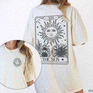 Maglietta grafica Comfort Colors con la carta dei Tarocchi del Sole davanti e dietro