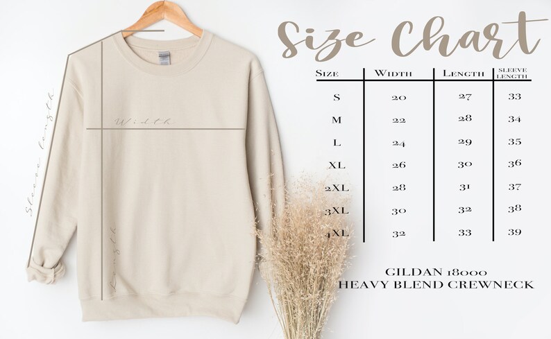 Puede incluir: Sudadera beige Gildan 18000 Heavy Blend con cuello redondo en una percha de madera. La imagen incluye una tabla de tallas con medidas en cm de ancho, largo y largo de manga, desde la talla S hasta la 4XL.