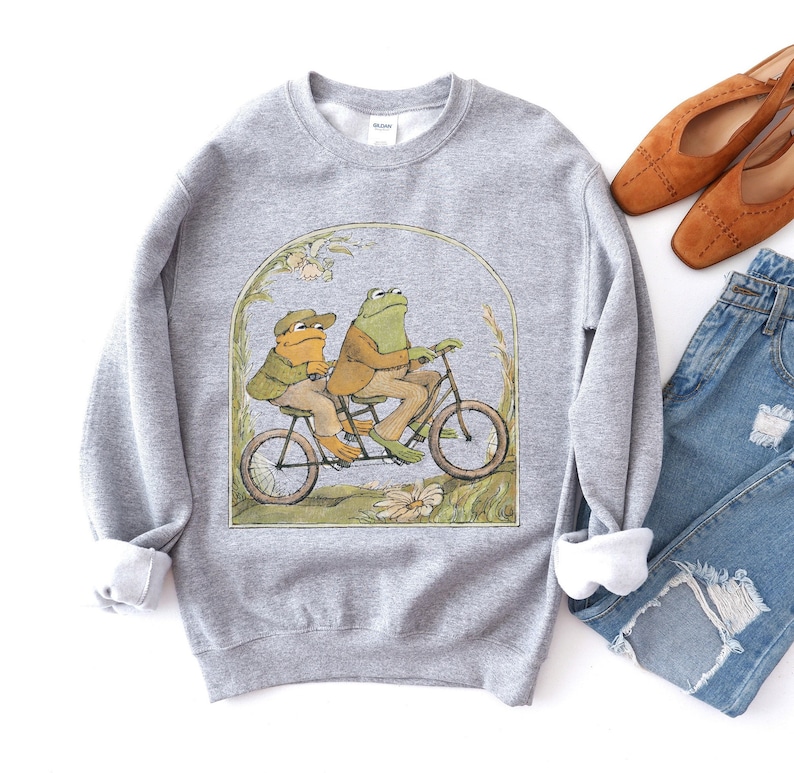 Frog And Toad Crewneck Sweatshirt, Vintage Classic Book Sweatshirt, Cottagecore Aesthetic Sport Grey