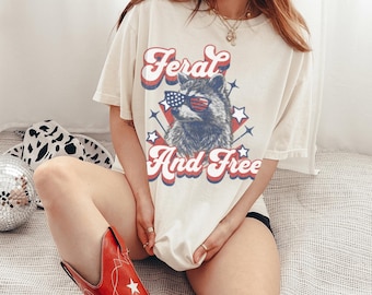 Camiseta de guaxinim selvagem e livre | Camiseta gráfica engraçada de 4 de julho | Camiseta patriótica dos EUA | Camiseta Comfort Colors de 4 de julho
