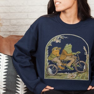 Frog And Toad Crewneck Sweatshirt, Vintage Classic Book Sweatshirt, Cottagecore Aesthetic Navy