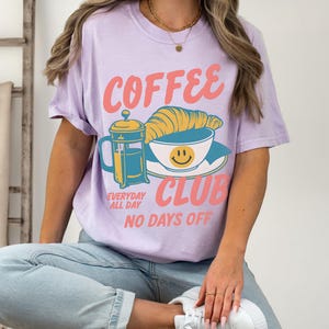 Coffee Club T-Shirt – Retro Coffee Lover Graphic Tee with Croissant And French Press – Cozy Aesthetic Gift Orchid