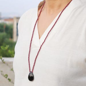 Halskette mit Rubin- und Rauchquarz-Anhänger | 3 mm Rubin-Edelsteinkette | Tropfenförmiger Rauchquarz-Anhänger | Lange 66 cm Halskette – das perfekte Geschenk
