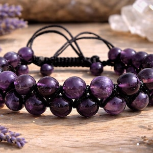 Pulsera de macramé con amatista: joyería bohemia ajustable con cristales curativos