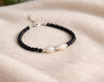 Bracelet en spinelle noir et perles | Bracelet délicat en pierres précieuses | Bijoux en perles d'eau douce | Bracelet minimaliste en spinelle noir | Cadeau élégant