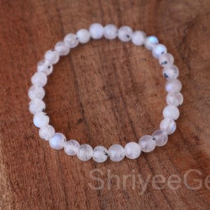 レインボームーンストーン クリスタル ブレスレット : 派手な 4 mm-6 mm 天然ラウンド ビーズ ジェムストーン ハンドメイド ジュエリー、ミニマリスト ブレスレット、6 月のブリスストーン。