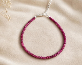 Braccialetto delicato con rubino naturale / Braccialetto con gemma di rubino autentico / Braccialetto minimalista con rubino rosa / Regalo per lei / Gioielli con cristalli energetici