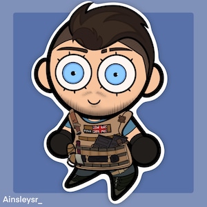 Puede incluir: Ilustración de dibujos animados de un personaje con ojos azules, cabello castaño y barba, que lleva un chaleco táctico color canela con un parche de la bandera británica. El personaje está delineado en negro con un borde blanco, sobre un fondo azul. El nombre del artista, 'Ainsleysr_', está en la parte inferior izquierda.