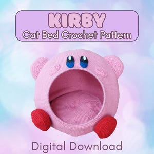 Può includere: Un letto per gatti all'uncinetto rosa a forma di Kirby, con occhi blu e neri, piedi rossi e dettagli delle orecchie. Il testo "KIRBY Cat Bed Crochet Pattern" è visualizzato sopra il letto, con "Digital Download" sotto.