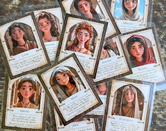 Puede incluir: Un conjunto de tarjetas ilustradas con mujeres bíblicas. Cada tarjeta tiene un retrato de una mujer con su nombre y una breve descripción. Las tarjetas están en fundas protectoras, con un diseño de marco de madera.