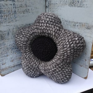 Crochet Flower Pillow, Fluffy Flower Couch Cushion, Daisy Flower Pillow, Stuffed Flower Cushion, Floral Plush, Flower Room Decor, Amigurimi