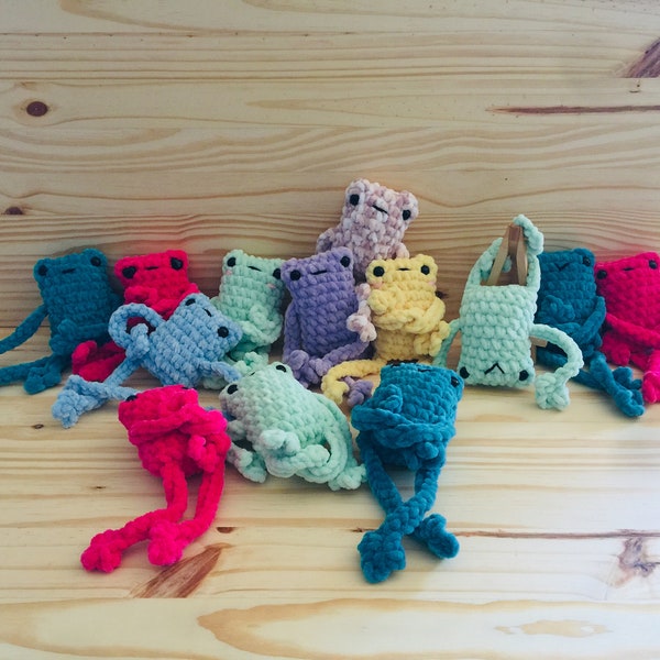 Grenouille aux longues jambes au crochet, bébés grenouilles au crochet, doudou grenouille, cadeau pour les amoureux de la grenouille, mini peluche, peluche grenouille, amphibien en tricot, doudou bébé crapaud