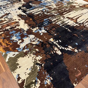 Alfombra moderna abstracta de 10x14, mezcla de lana y seda con estampado desgastado en tonos tierra marrón, azul y negro, pieza decorativa artística contemporánea. imagen 5