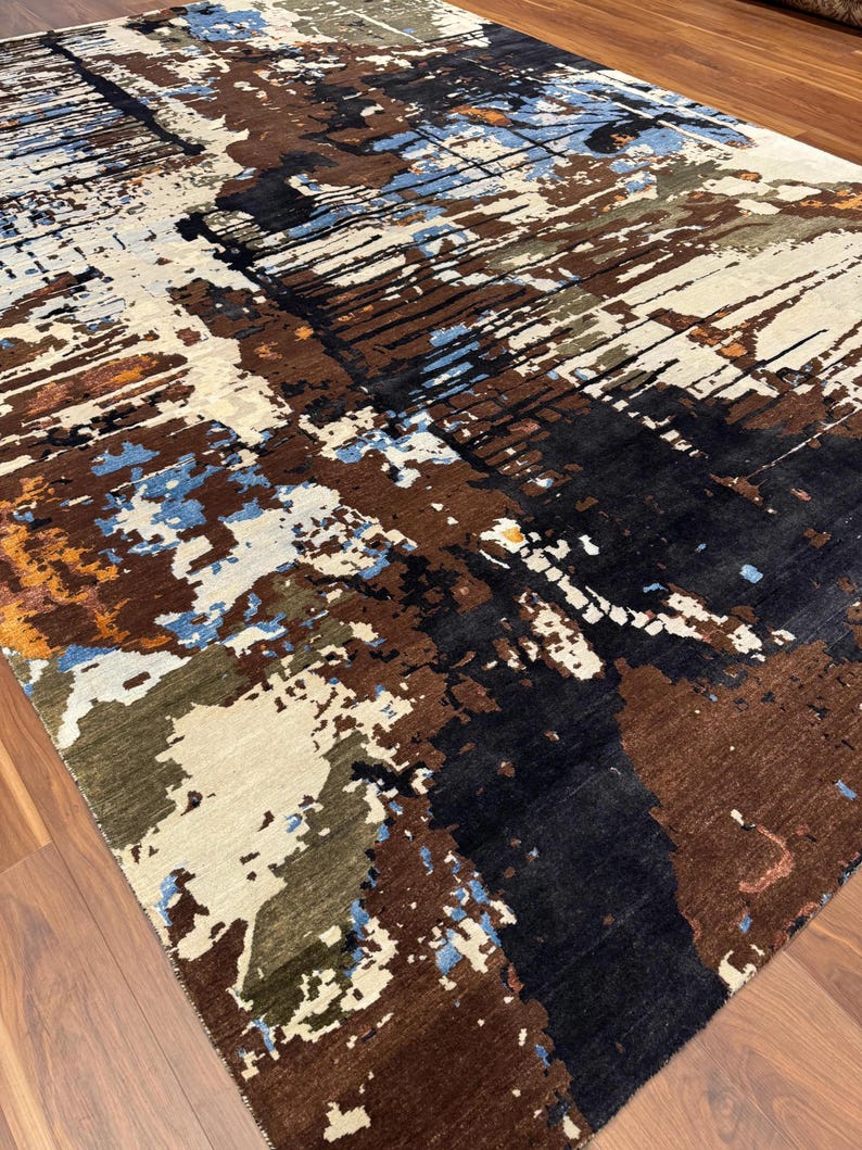 Alfombra moderna abstracta de 10x14, mezcla de lana y seda con estampado desgastado en tonos tierra marrón, azul y negro, pieza decorativa artística contemporánea. imagen 5