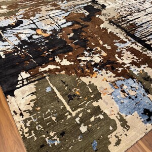 Alfombra moderna abstracta de 10x14, mezcla de lana y seda con estampado desgastado en tonos tierra marrón, azul y negro, pieza decorativa artística contemporánea. imagen 3