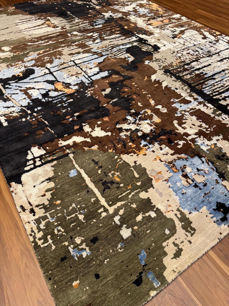 Alfombra moderna abstracta de 10x14, mezcla de lana y seda con estampado desgastado en tonos tierra marrón, azul y negro, pieza decorativa artística contemporánea. imagen 3