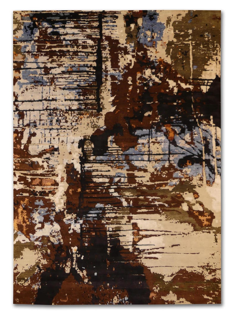 Alfombra moderna abstracta de 10x14, mezcla de lana y seda con estampado desgastado en tonos tierra marrón, azul y negro, pieza decorativa artística contemporánea. 10 x 14