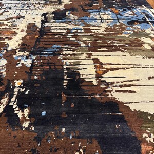 Alfombra moderna abstracta de 10x14, mezcla de lana y seda con estampado desgastado en tonos tierra marrón, azul y negro, pieza decorativa artística contemporánea. imagen 4
