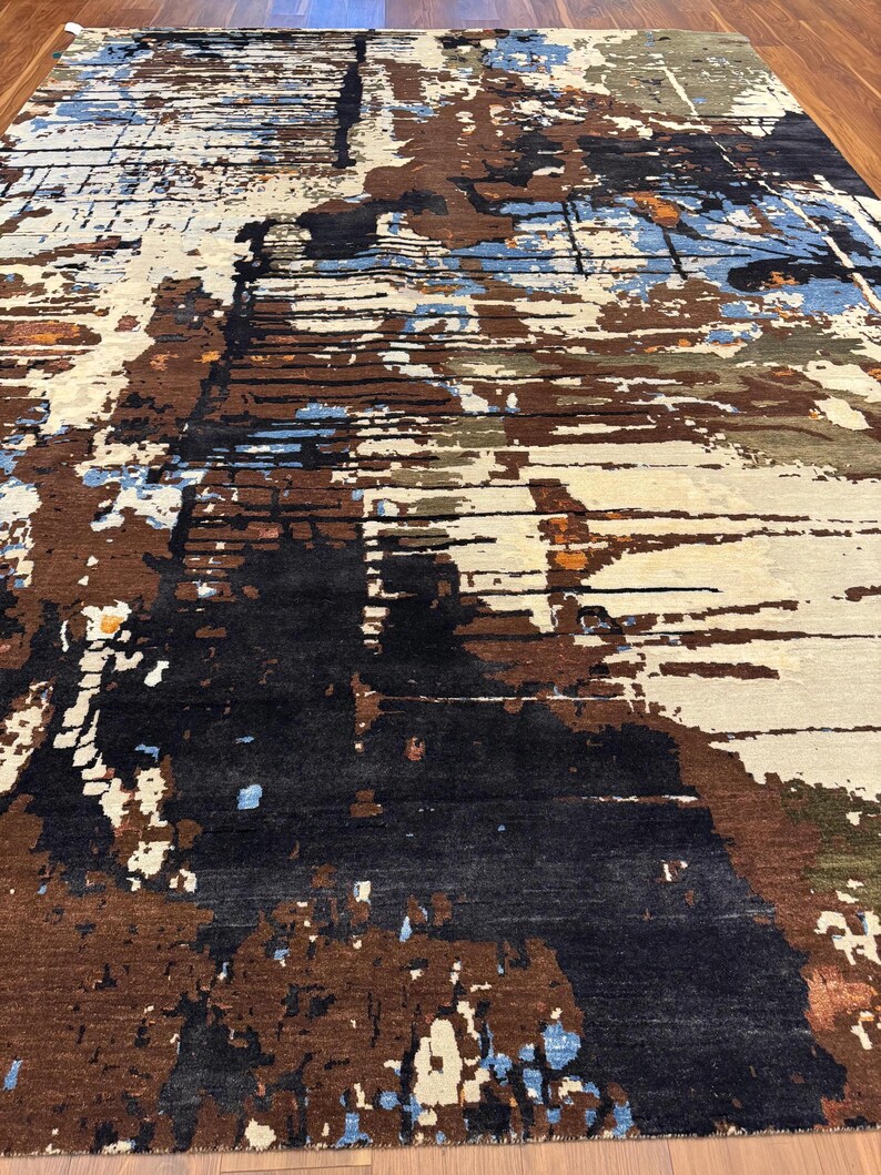Alfombra moderna abstracta de 10x14, mezcla de lana y seda con estampado desgastado en tonos tierra marrón, azul y negro, pieza decorativa artística contemporánea. imagen 4