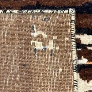 Alfombra moderna abstracta de 10x14, mezcla de lana y seda con estampado desgastado en tonos tierra marrón, azul y negro, pieza decorativa artística contemporánea. imagen 7