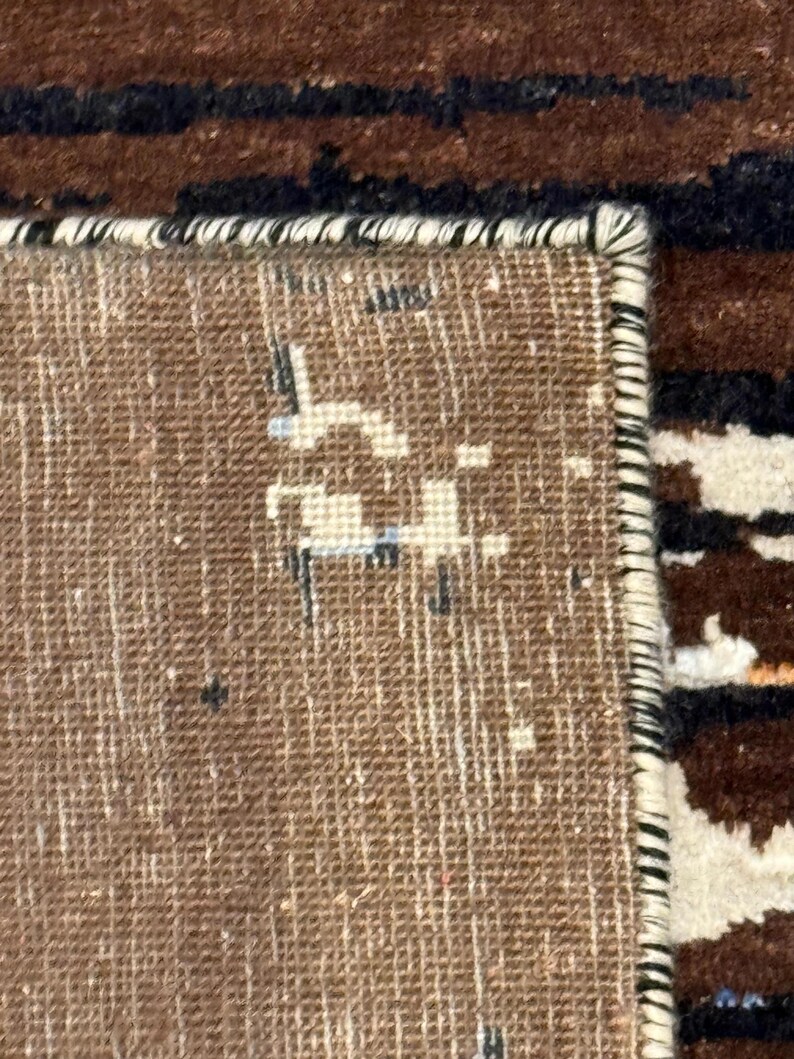 Alfombra moderna abstracta de 10x14, mezcla de lana y seda con estampado desgastado en tonos tierra marrón, azul y negro, pieza decorativa artística contemporánea. imagen 7