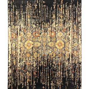 Pode incluir: Um tapete retangular com fundo escuro e um padrão floral central. O tapete apresenta um design desgastado com listras verticais em tons de ouro, laranja e cinza. O padrão central inclui medalhões florais e detalhes intrincados.