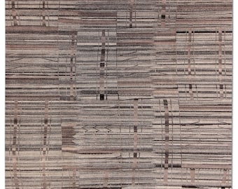 Peut inclure: Un tapis rectangulaire avec un motif géométrique. Le tapis présente des lignes horizontales et verticales dans des tons de marron, beige et gris, créant un design texturé et abstrait. Le design du tapis est un mélange d'éléments linéaires et blocs.