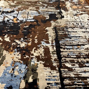 Alfombra moderna abstracta de 10x14, mezcla de lana y seda con estampado desgastado en tonos tierra marrón, azul y negro, pieza decorativa artística contemporánea. imagen 2