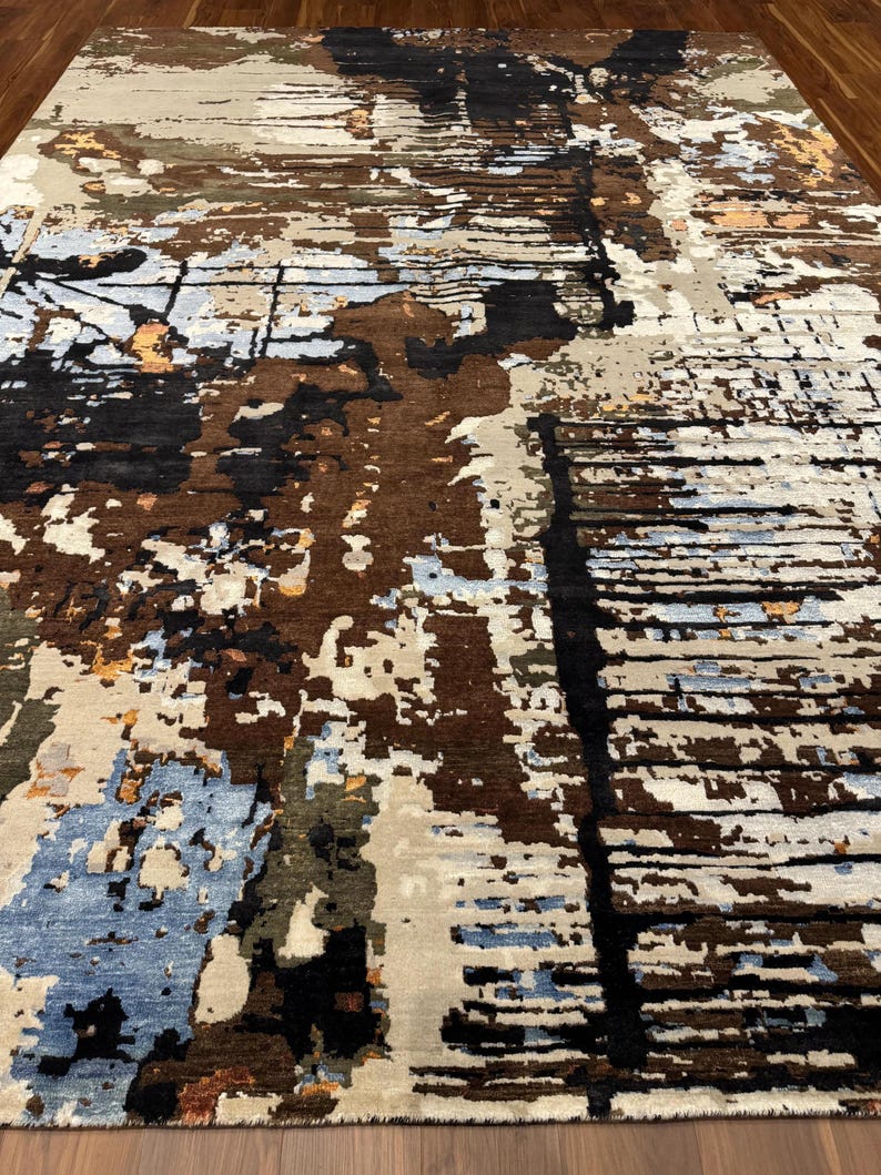 Alfombra moderna abstracta de 10x14, mezcla de lana y seda con estampado desgastado en tonos tierra marrón, azul y negro, pieza decorativa artística contemporánea. imagen 2