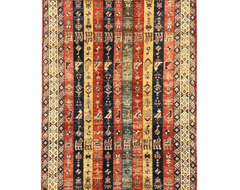 Può includere: Tappeto rettangolare con motivo geometrico. Il tappeto presenta strisce verticali rosse, gialle, blu e verdi, con motivi ripetuti di animali e geometrici. Un bordo color crema con disegni a diamante e geometrici incornicia il tappeto.