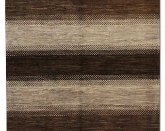 Peut inclure: Un tapis rectangulaire à motifs rayés dans les tons marron et beige. Le design du tapis présente des bandes alternées de textures unies et pointillées, créant un contraste visuel. Le tapis est fait d'une matière tissée.