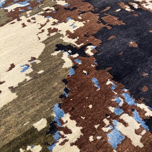 Alfombra moderna abstracta de 10x14, mezcla de lana y seda con estampado desgastado en tonos tierra marrón, azul y negro, pieza decorativa artística contemporánea. imagen 6