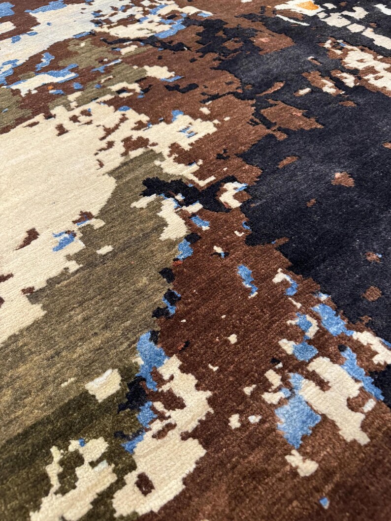Alfombra moderna abstracta de 10x14, mezcla de lana y seda con estampado desgastado en tonos tierra marrón, azul y negro, pieza decorativa artística contemporánea. imagen 6
