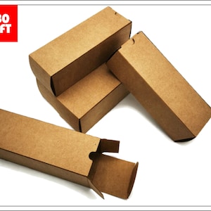 Op de afbeelding: Verschillende rechthoekige bruine kartonnen dozen, sommige gestapeld, andere open. De dozen zijn gemaakt van golfkarton. De tekst "HOBO KRAFT" staat in een rode doos linksboven.