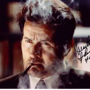 以下が含まれることがあります： パイプを吸っている男性の白黒写真。彼はスーツとネクタイを着用しています。写真は「Martin Sheen 9/15/10」と署名されています。