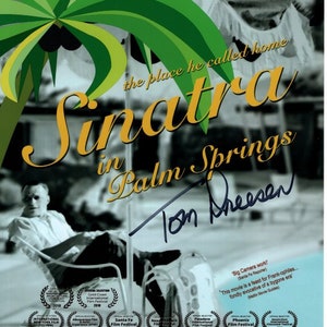 Peut inclure: Affiche de film pour le film "Sinatra in Palm Springs: The Place He Called Home". L'affiche présente une photo en noir et blanc d'un homme assis sur une chaise, avec un palmier et le titre du film en arrière-plan. L'affiche comprend également les noms des acteurs et du réalisateur.