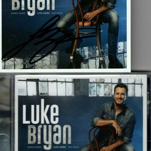 Peut inclure: Pochette d'album de Luke Bryan, avec l'artiste assis sur une chaise en bois. Le titre de l'album "Luke Bryan" est affiché en grandes lettres blanches. Le texte "Born Here, Live Here, Die Here" est également visible. L'album est scellé dans du plastique.