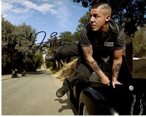 テオ・ロッシのサイン入り8x10サンズ・オブ・アナーキー フアン