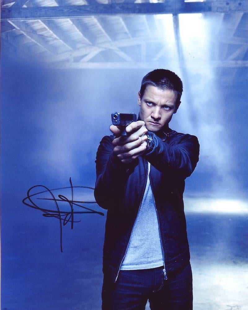 ジェレミーレナー　サイン　オートグラフ　8×10インチ　Official Pix Jeremy Renner Autographed 8×10 Studio Photo – Celebrity Authentics