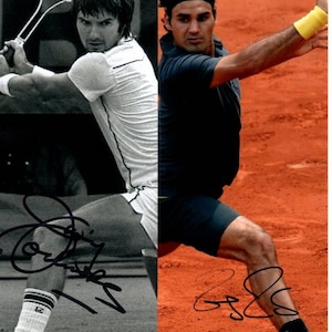 Può includere: Una foto in bianco e nero di un giocatore di tennis in azione, con una firma sotto. Sul lato destro dell'immagine, una foto a colori di un giocatore di tennis in azione, con una firma sotto.