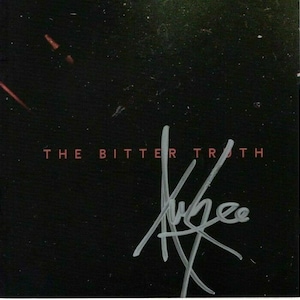 Puede incluir: Una imagen en blanco y negro de un CD con el texto "THE BITTER TRUTH" y una firma blanca que dice "Aveo".