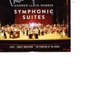 Puede incluir: Una fotografía en blanco y negro de una orquesta tocando en un escenario. El escenario está iluminado con focos. El texto "Andrew Lloyd Webber" y "Symphonic Suites" está impreso en la imagen. El texto "Evita - Sunset Boulevard - The Phantom of the Opera" está impreso en la parte inferior de la imagen.