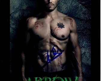 セール中…スティーヴン・アメル直筆サイン入り超大型写真…ARROW スティーブン・アメルのサイン入り8x10アローオリバークイーン写真