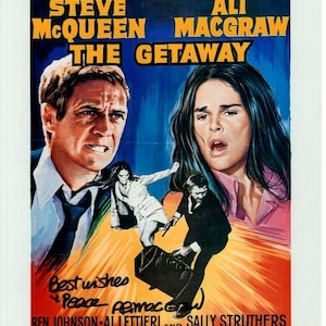 以下が含まれることがあります： スティーブ・マックイーンとアリ・マッグロー主演の映画「逃亡者」の映画ポスター。ポスターには、劇的なシーンで俳優たちのカラフルなイラストが描かれている。左下隅には「Best wishes Peace Pemacera」という手書きの文字が書かれている。