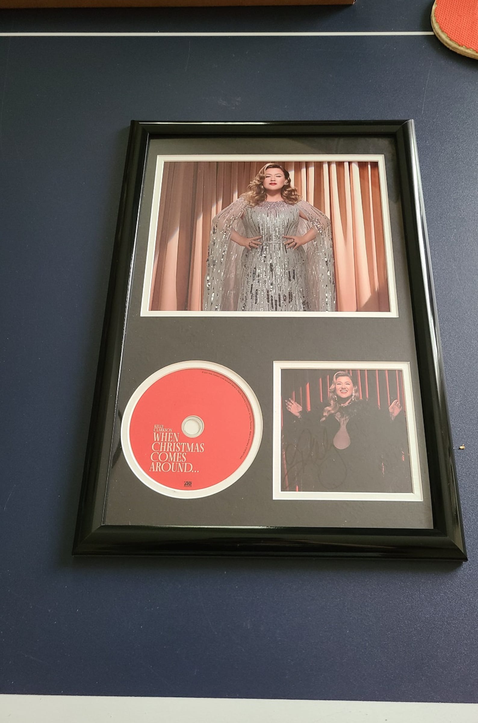 Kelly Clarkson Signed Autographed When Christmas Comes Around CD Matted ...
