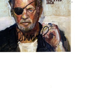 Puede incluir: Retrato artístico de un hombre con parche en el ojo, con el texto "JOHN MELLENCAMP STRICTLY A ONE-EYED JACK" en la esquina superior derecha. La imagen presenta una firma y está pintada en un estilo pictórico.