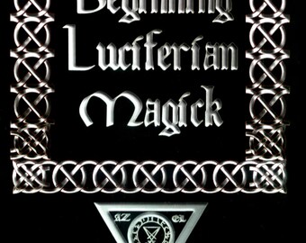 Pode incluir: Capa de livro preta com o título "Beginning Luciferian Magick" em letras góticas brancas, emoldurado por uma borda prateada de nós celtas. Um triângulo prateado com um símbolo na parte inferior, com o nome do autor, Michael W. Ford.