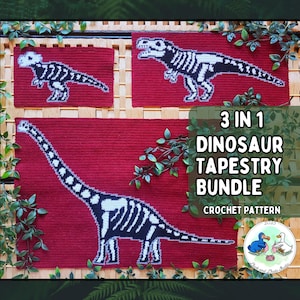 Puede incluir: Un conjunto de patrones de ganchillo para tres tapices de dinosaurios. La imagen muestra tapices rojos con diseños de esqueletos de dinosaurios blancos y negros. El texto dice "3 en 1 Dinosaur Tapestry Bundle Crochet Pattern".